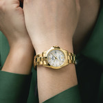 Montre FESTINA swiss made femme bracelet acier inoxydable doré - vue porté 1