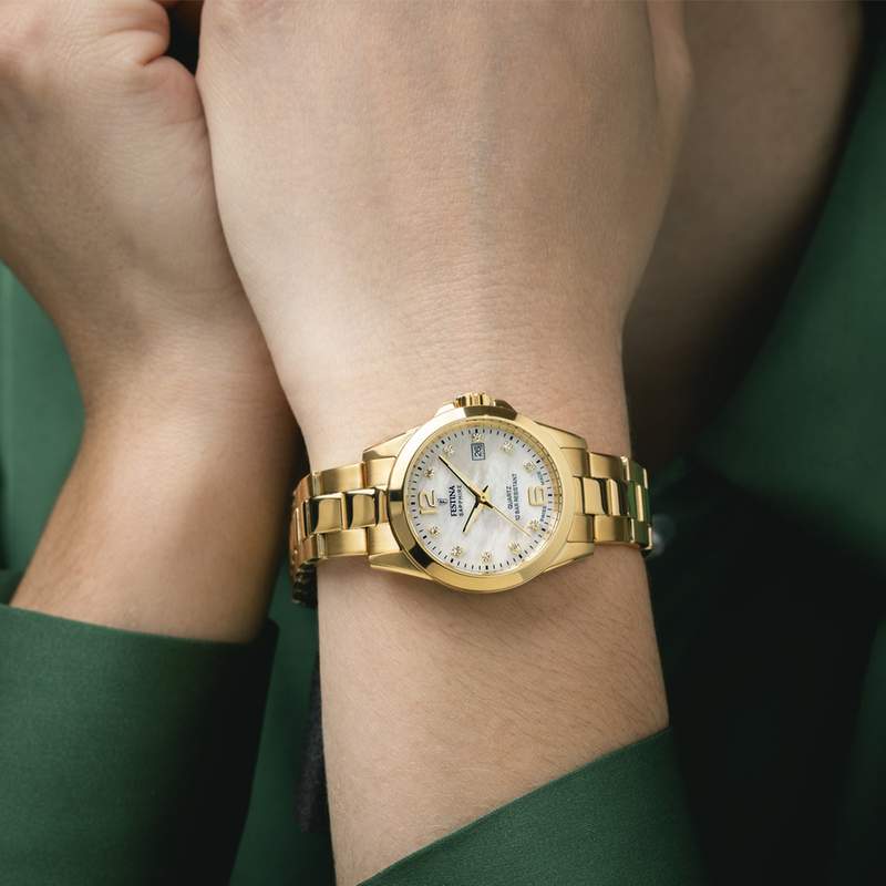 Montre FESTINA swiss made femme bracelet acier inoxydable doré - vue porté 1