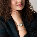 FOSSIL Carlie dameshorloge met tweekleurige roestvrijstalen armband in geel - gedragen 1