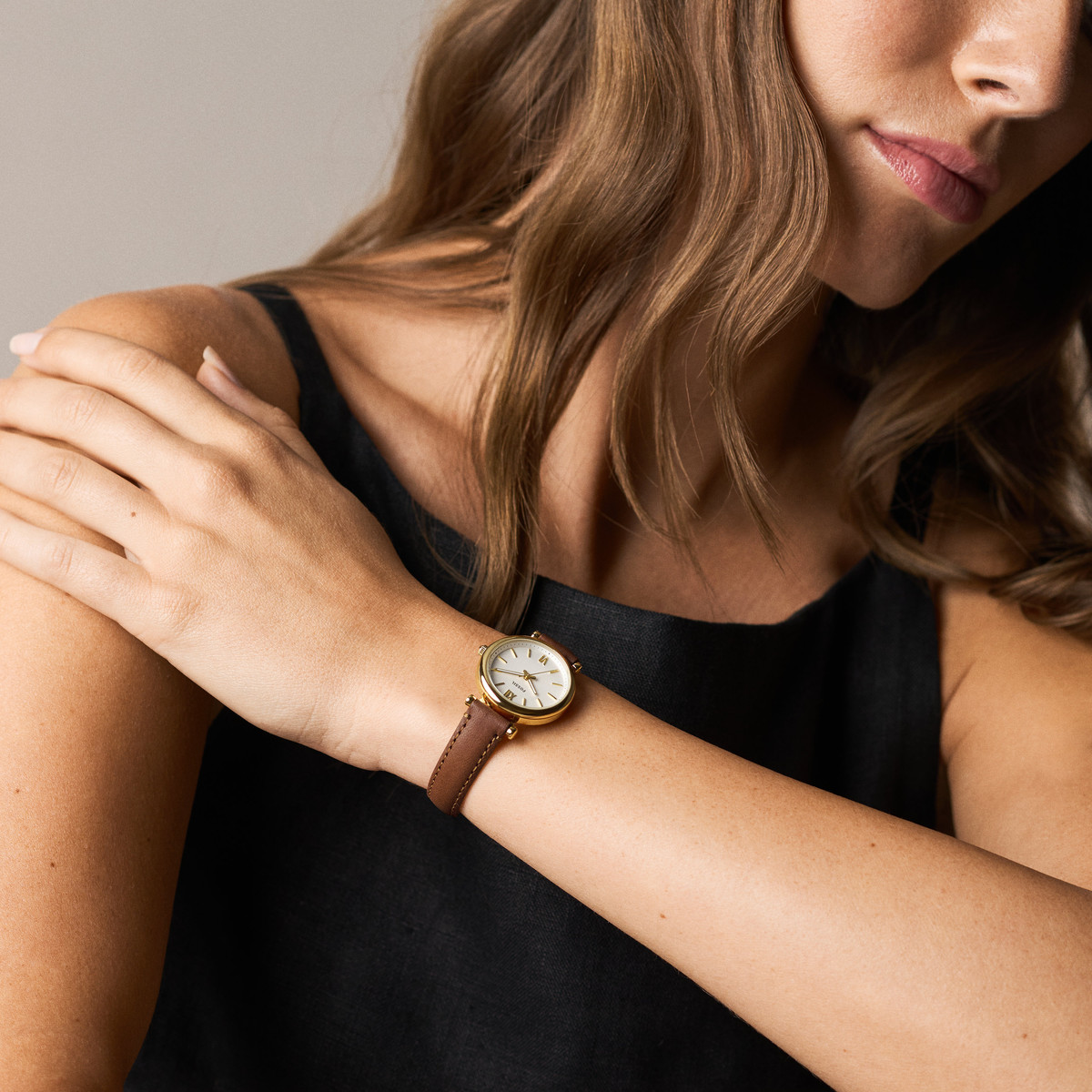 Montre FOSSIL carlie mini femme bracelet cuir marron - vue porté 1