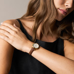 Montre FOSSIL carlie mini femme bracelet cuir marron - vue porté 1