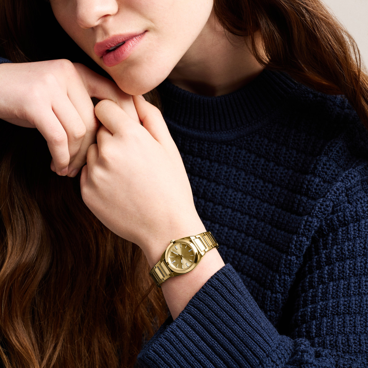 Montre FOSSIL everett femme bracelet acier inoxydable doré - vue porté 1