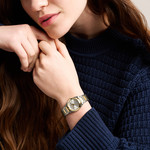 Montre FOSSIL everett femme bracelet acier inoxydable bicolore jaune - vue porté 1
