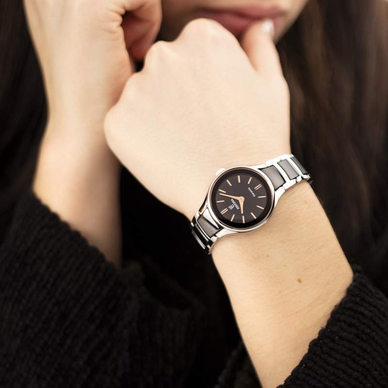 Montre FESTINA femme bracelet ceramique noir - vue porté 1