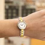 Montre FESTINA femme bracelet acier inoxydable doré - vue porté 1