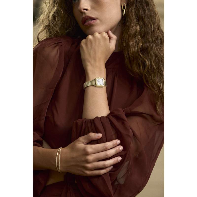 Montre CLUSE gracieuse petite femme bracelet acier inoxydable doré - vue porté 1