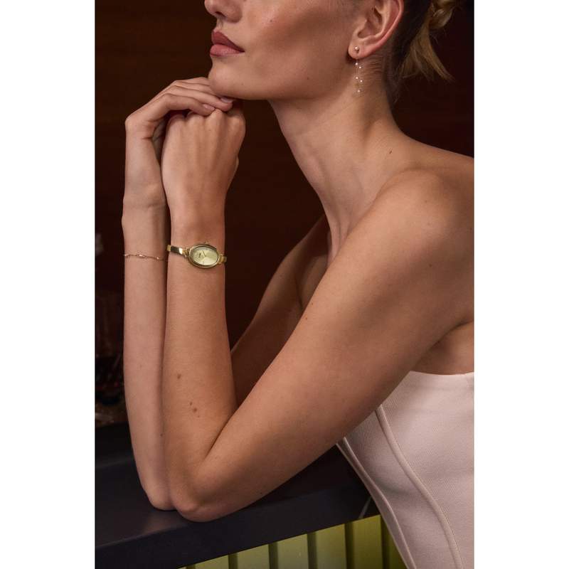 Montre CLUSE l'ovale femme bracelet acier inoxydable doré - vue porté 1