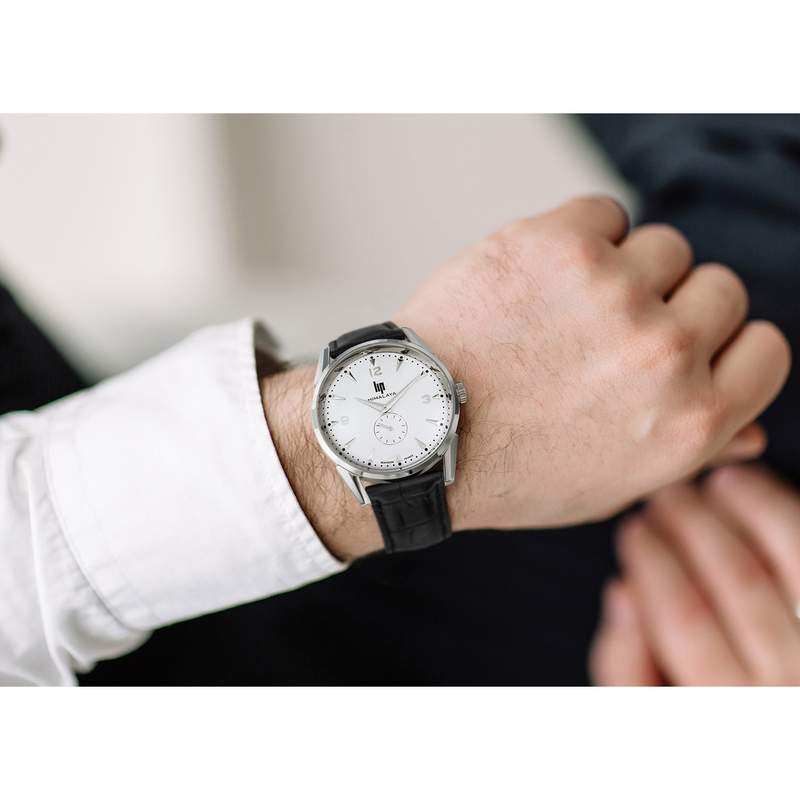 Montre Lip homme acier bracelet cuir - vue porté 1