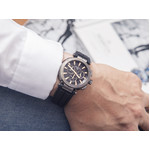 Montre HERBELIN Newport Chrono acier bracelet caoutchouc noir - vue porté 1