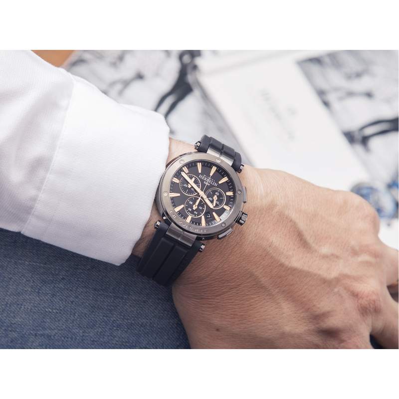 Montre HERBELIN Newport Chrono acier bracelet caoutchouc noir - vue porté 1
