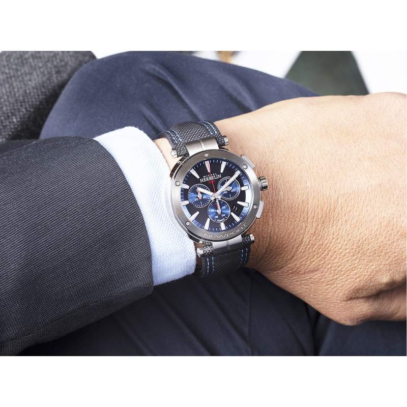 Montre HERBELIN Newport Chrono homme acier bracelet cuir noir - vue porté 1