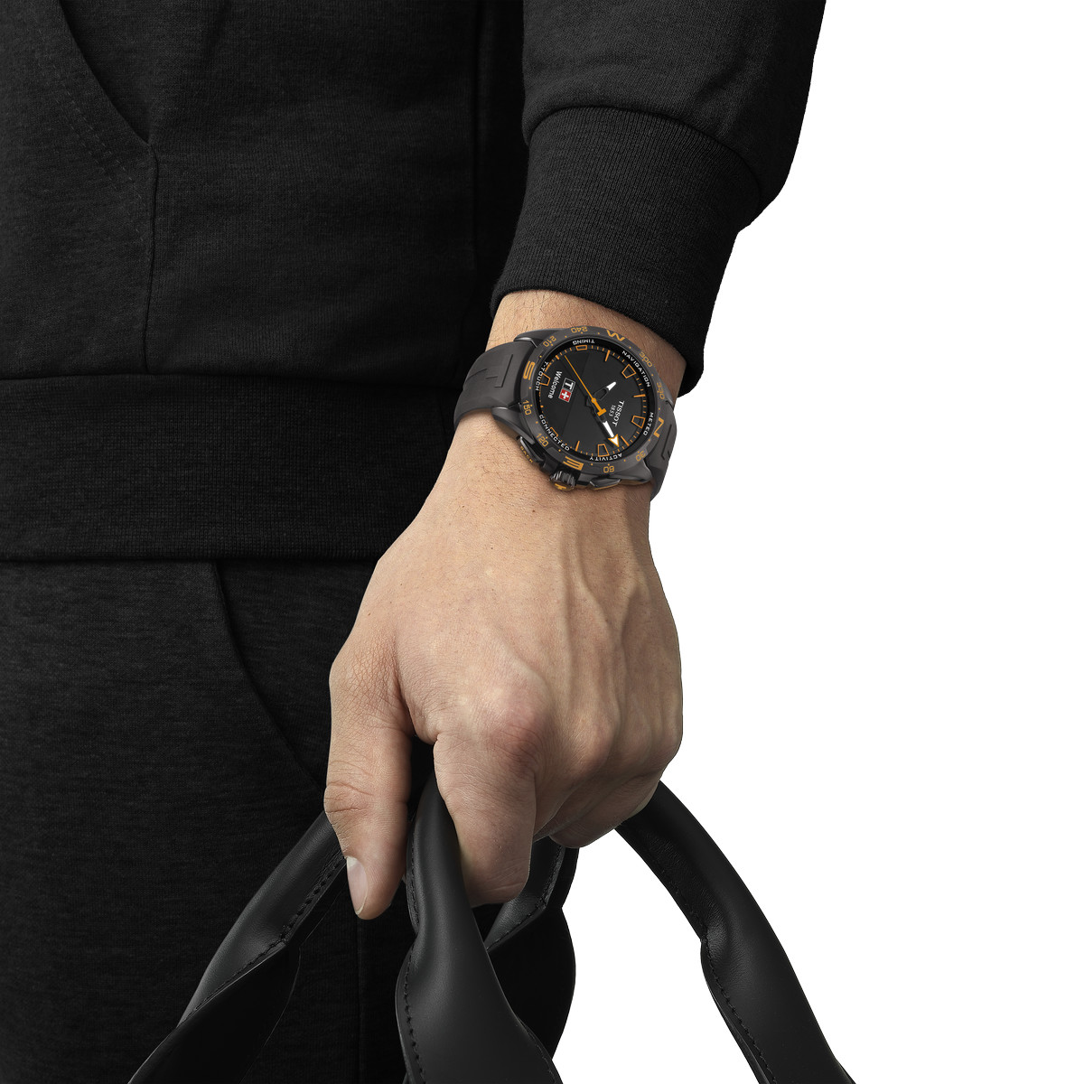 Montre Tissot homme titane noir bracelet caoutchouc noir - vue porté 1
