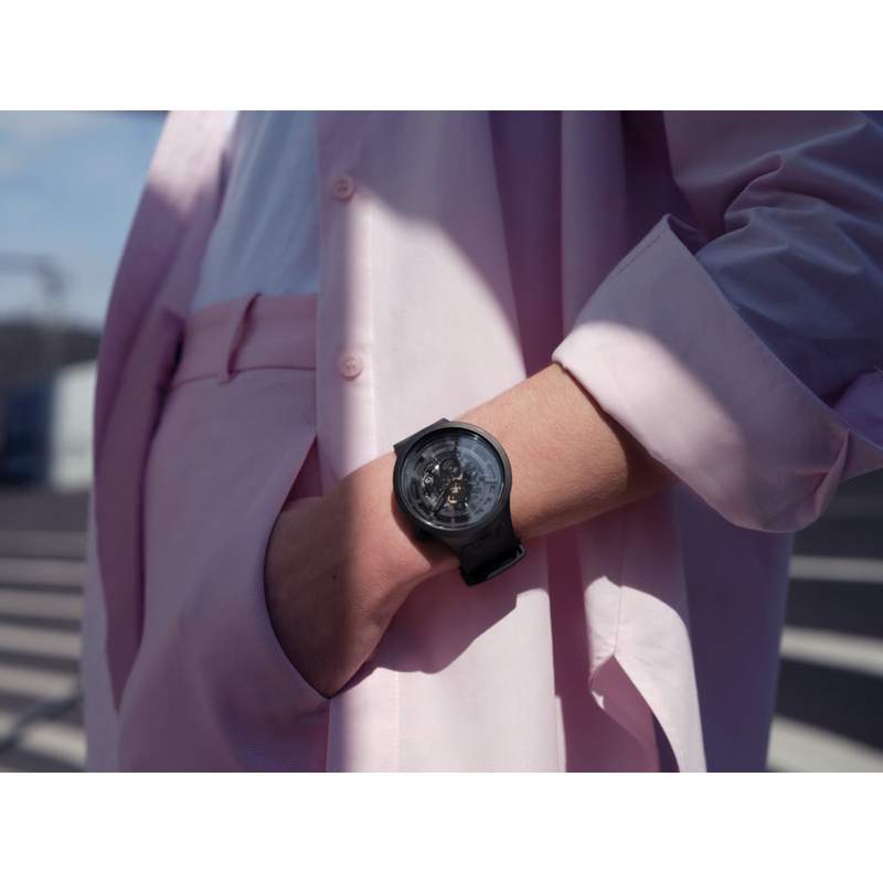 Montre Swatch mixte matériau biosourcé noir - vue porté 1