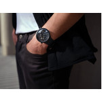 Swatch horloge voor dames en heren, biogebaseerd materiaal, zwart - gedragen 2