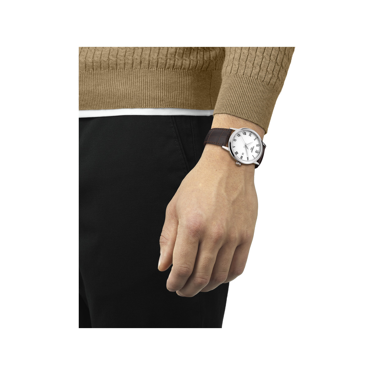 Montre TISSOT T-CLASSIC DREAM homme cadran blanc bracelet cuir brun - vue porté 1