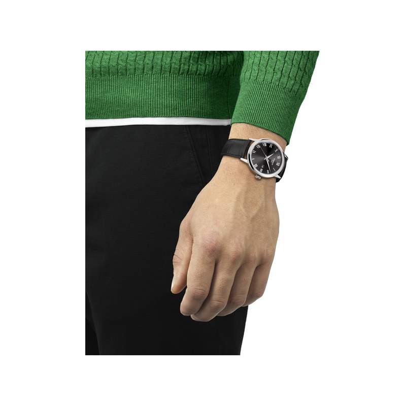 Montre TISSOT T-CLASSIC DREAM homme cadran noir bracelet cuir noir - vue porté 1
