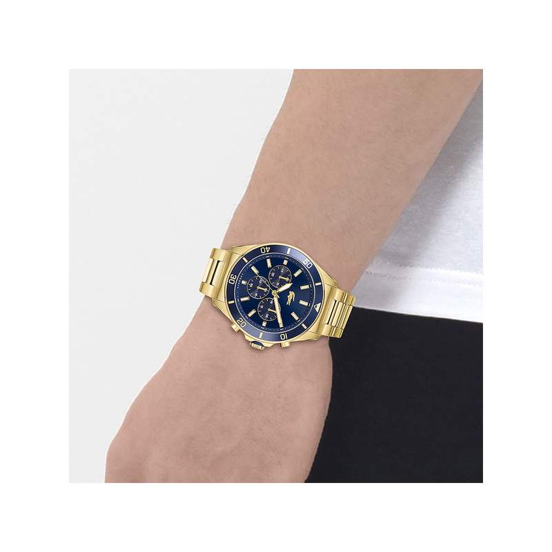 Montre LACOSTE Homme Chrono acier doré jaune - vue porté 1