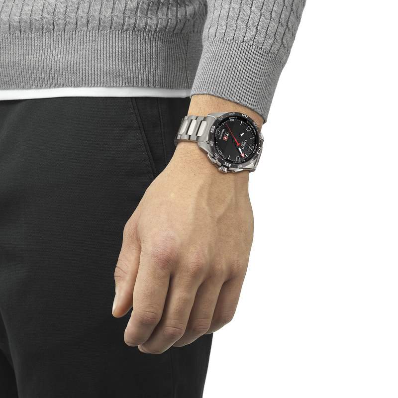 Montre TISSOT T-TOUCH CONNECT SOLAR homme cadran noir bracelet titane - vue porté 1