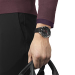 Montre Tissot homme titane bracelet caoutchouc noir - vue porté 1