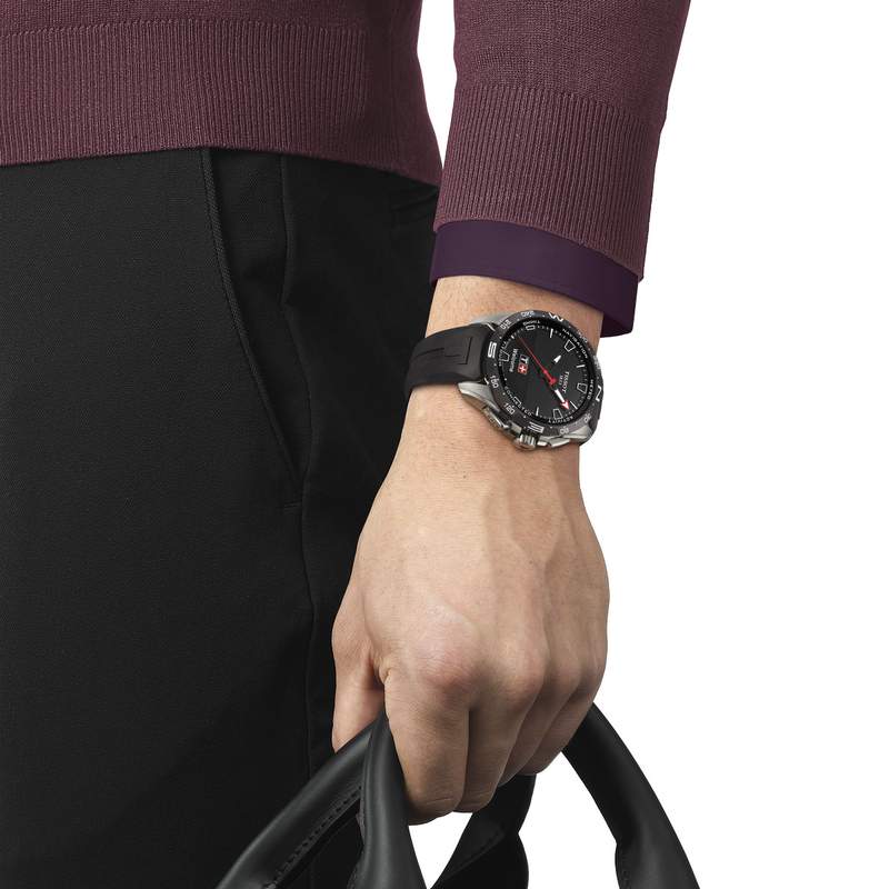 Montre Tissot homme titane bracelet caoutchouc noir - vue porté 1