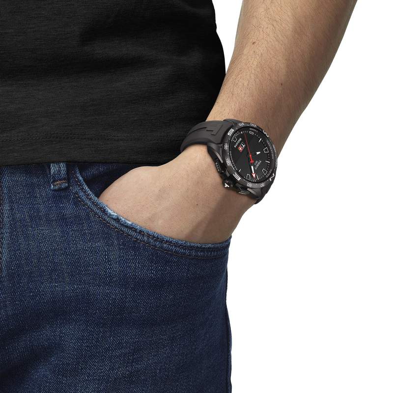 Montre Tissot homme titane bracelet caoutchouc noir - vue porté 1