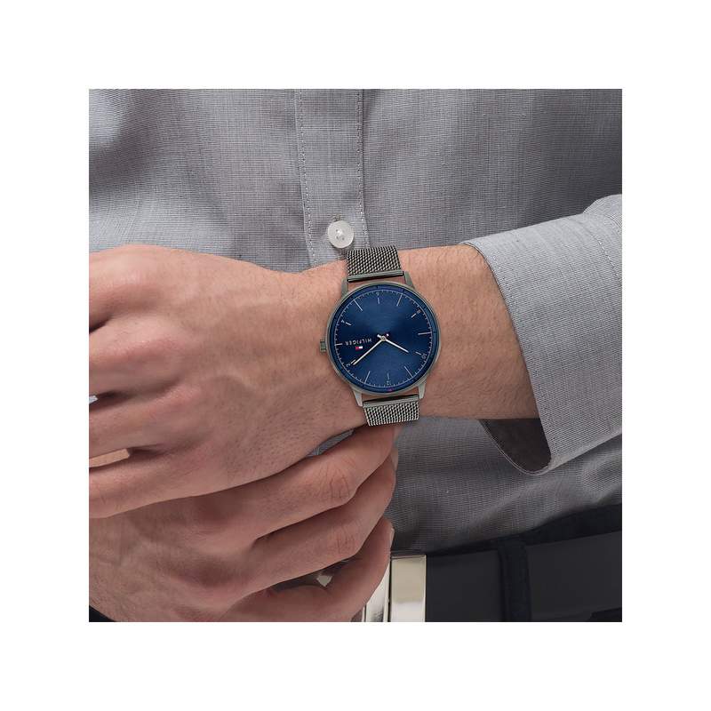 Montre Tommy Hilfiger homme acier - vue porté 1