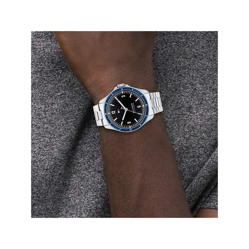 Montre Tommy Hilfiger homme acier - vue porté 1