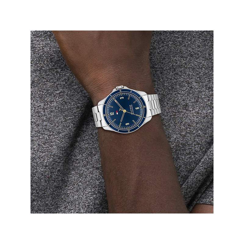 Montre Tommy Hilfiger homme acier - vue porté 1