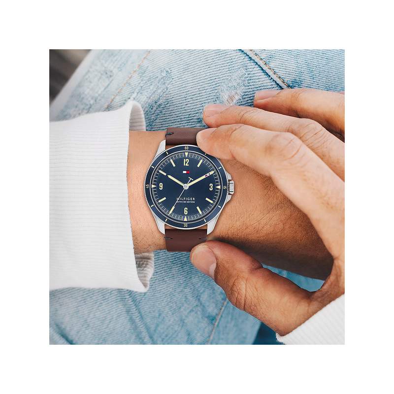 Montre Tommy Hilfiger homme acier bracelet cuir marron - vue porté 1