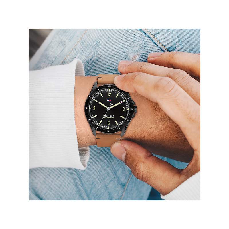Montre Tommy Hilfiger homme acier noir bracelet cuir marron - vue porté 1