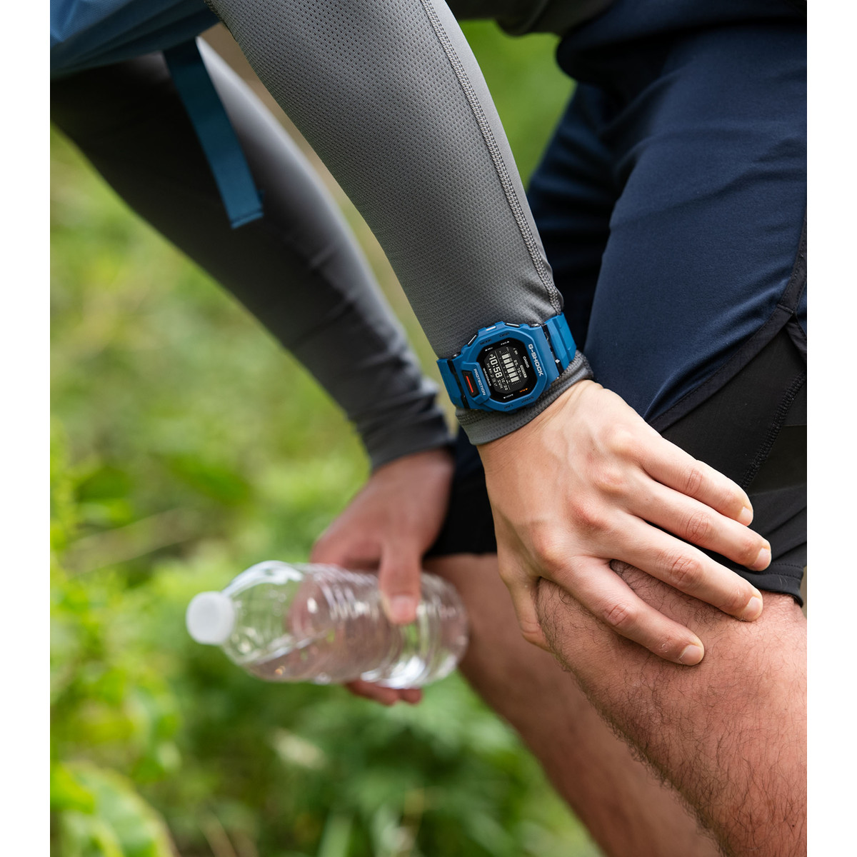 Montre G-SHOCK homme résine  bleue - vue porté 1