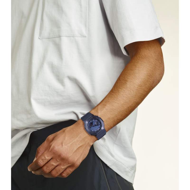 Montre G-SHOCK homme acier bracelet résine bleue - vue porté 1