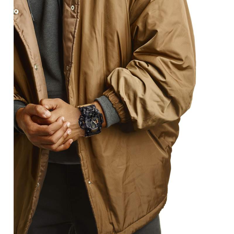 Montre G-SHOCK Premium homme bracelet résine jaune - vue porté 1