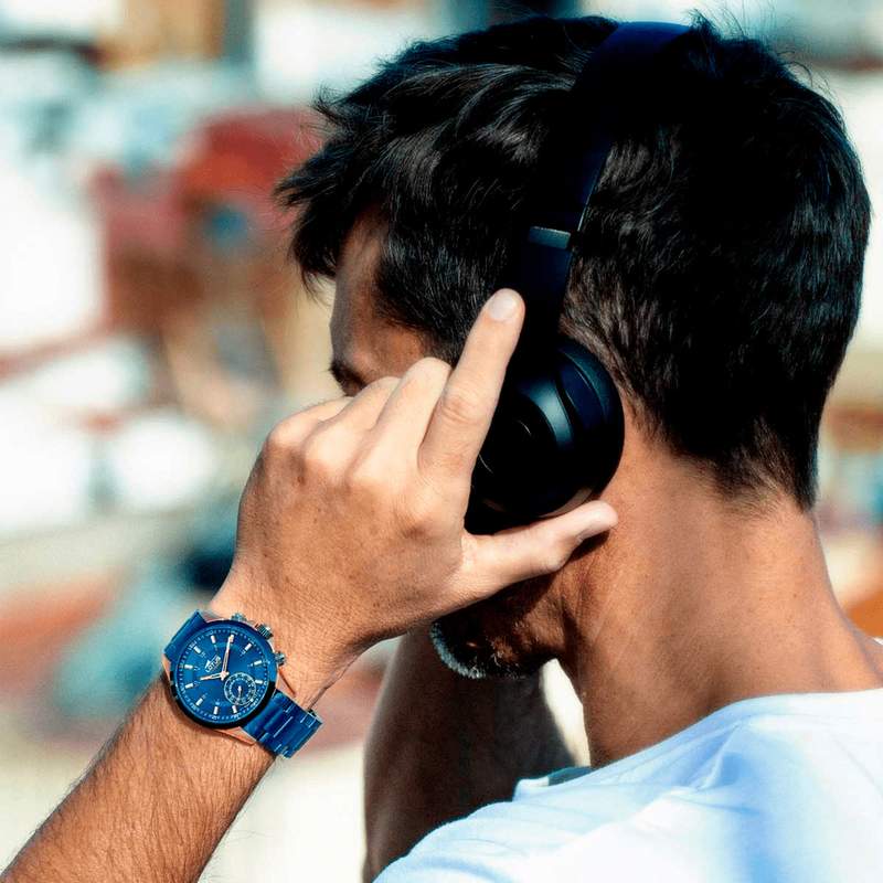 Montre Lotus homme connectée acier bleu bracelet acier revêtement bleu - vue porté 1