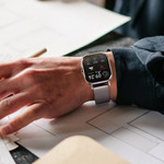 Montre Lotus homme connectée bracelet acier maille milanaise - vue porté 1