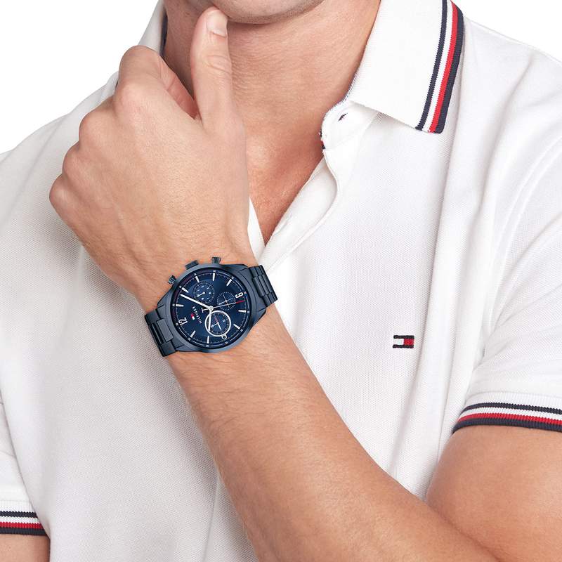 Montre Tommy Hilfiger homme bracelet acier  bleu - vue porté 1