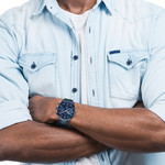 Montre Tommy Hilfiger homme bracelet acier  bleu - vue porté 2