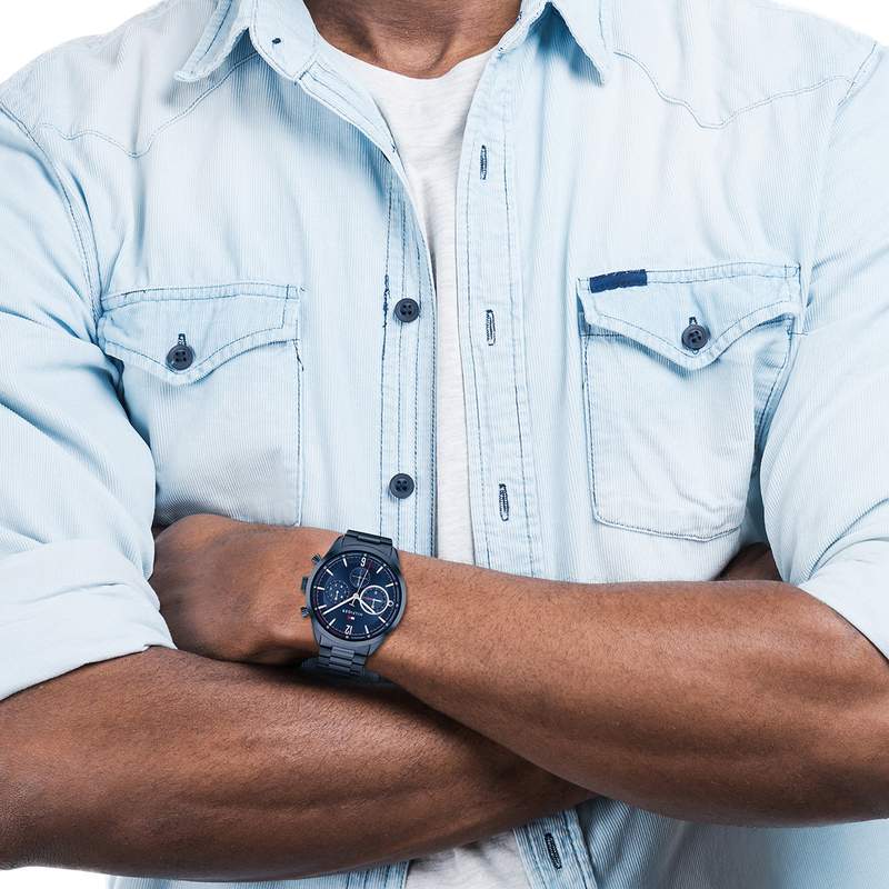 Montre Tommy Hilfiger homme bracelet acier  bleu - vue porté 2