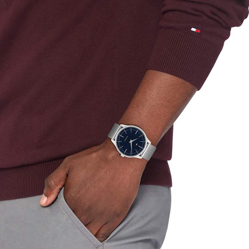 Montre Tommy Hilfiger homme acier - vue porté 1