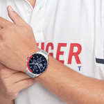 Montre Tommy Hilfiger homme acier - vue porté 1