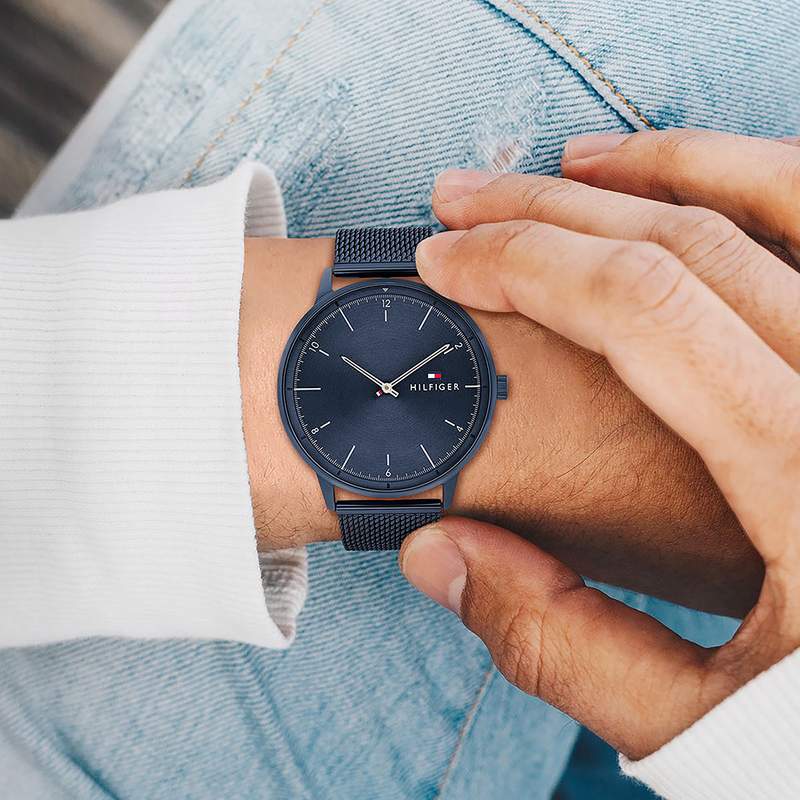 Montre Tommy Hilfiger homme bracelet acier bleu - vue porté 1