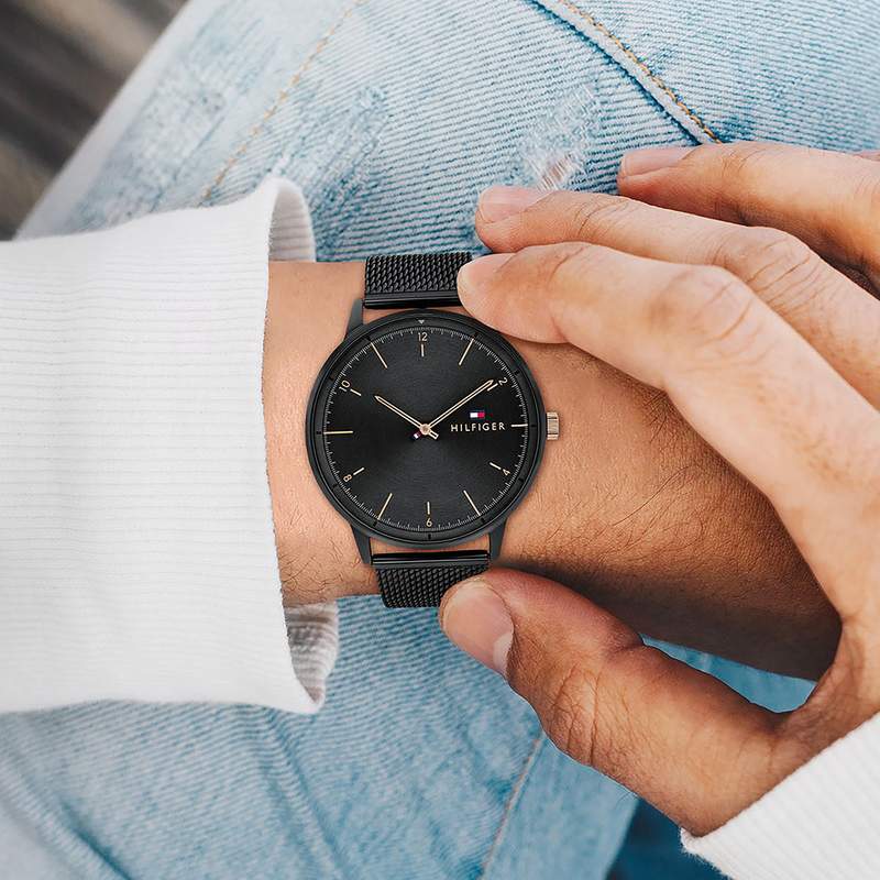 Montre Tommy Hilfiger homme acier noir - vue porté 1