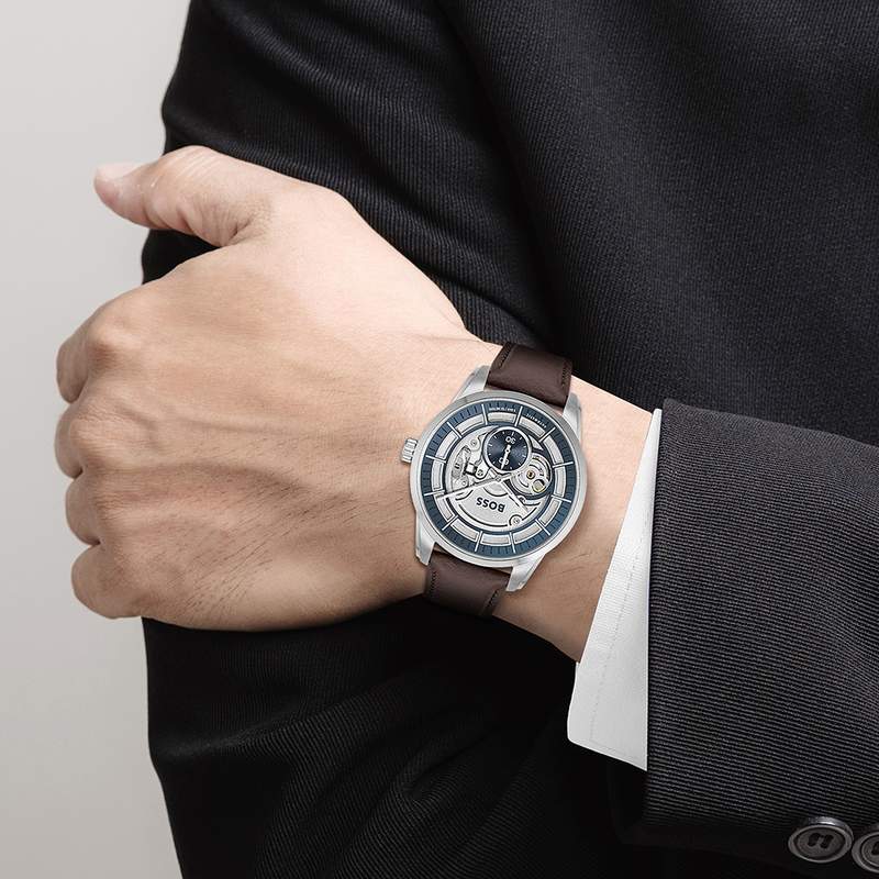 Montre Boss homme automatique acier bracelet cuir marron - vue porté 1