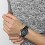 Boss herenhorloge van staal met zwarte siliconen band - gedragen 1