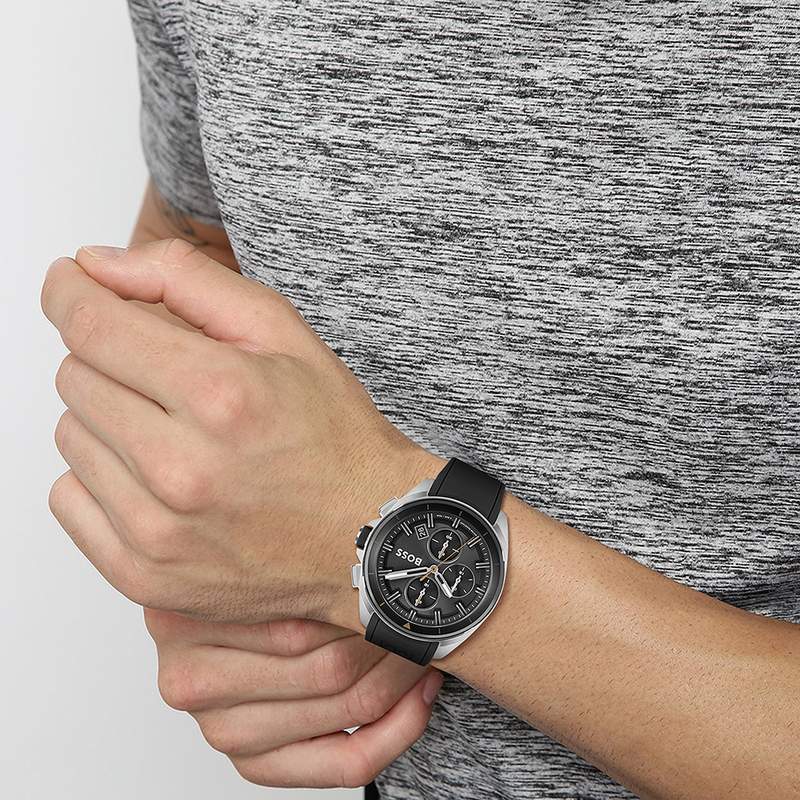 Montre Boss homme acier bracelet silicone noir - vue porté 1