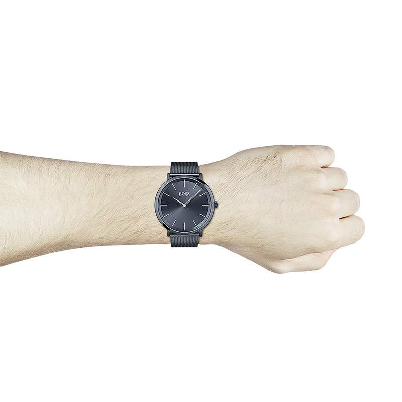 Montre Boss homme bracelet acier bleu - vue porté 1