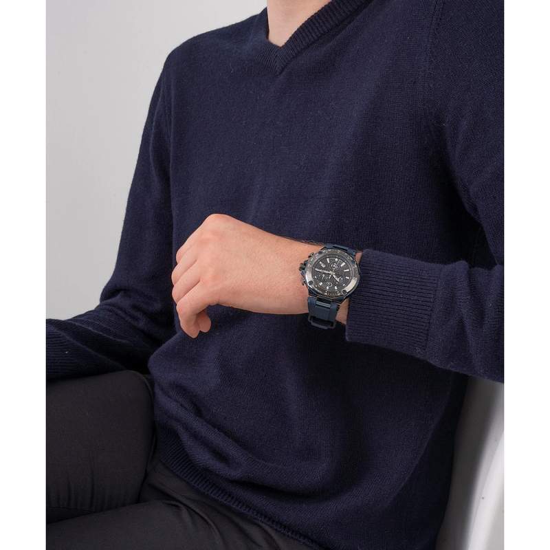 Montre GUESS COLLECTION homme acier noir bracelet silicone bleu - vue porté 2