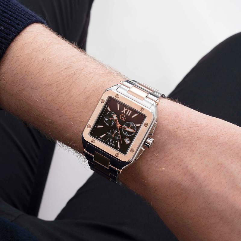 Montre GUESS COLLECTION homme bracelet acier - vue porté 2