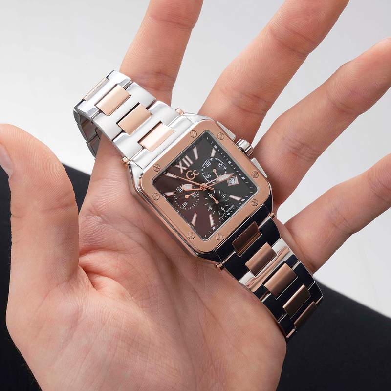 Montre GUESS COLLECTION homme bracelet acier - vue porté 3
