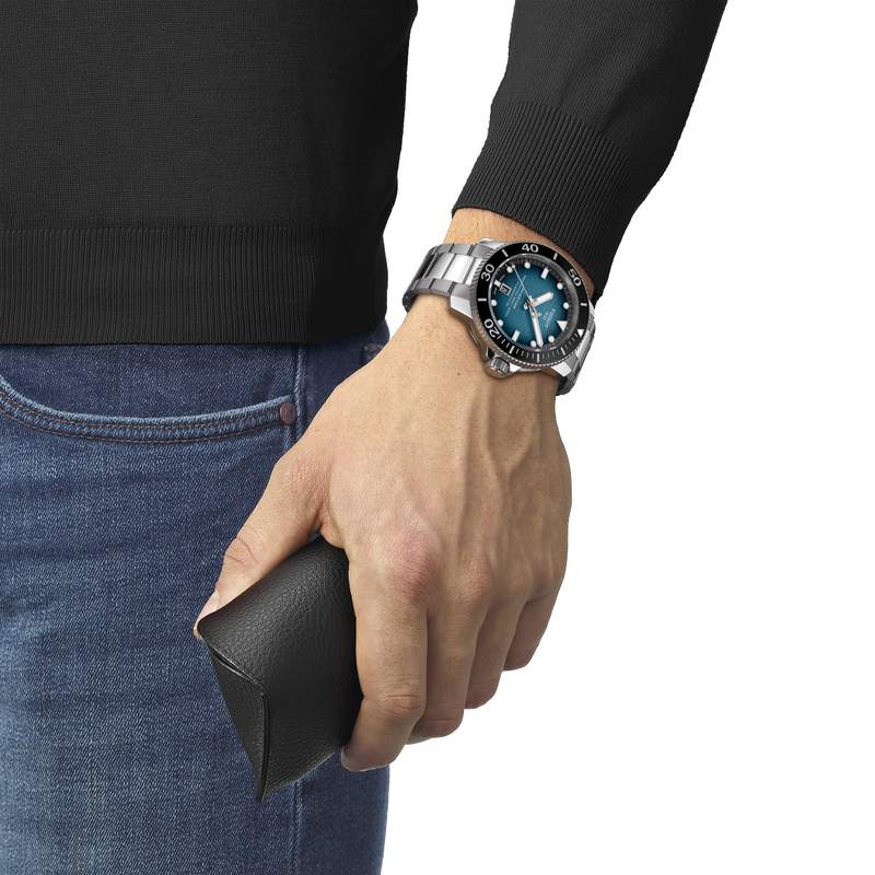 Montre TISSOT T-SPORT SEASTAR 2000 POWERMATIC 80 homme automatique cadran bleu bracelet acier inoxydable - vue porté 1